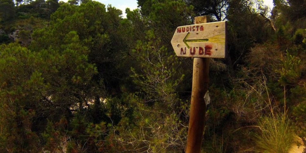 Playa nudista en Menorca